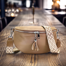 Lade das Bild in den Galerie-Viewer, Khaki-farbene Schultertasche, Bum Bag mit mehreren Fächern. Inklusive Tragegurt. 3 Fächer, mit Reißverschluss.