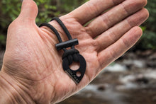 Lade das Bild in den Galerie-Viewer, Paracord-Halskette mit Feuerstahl von Ödland (schwarz)