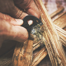 Lade das Bild in den Galerie-Viewer, Paracord-Halskette mit Feuerstahl von Ödland (schwarz)