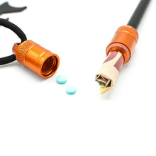 Lade das Bild in den Galerie-Viewer, Feuerstahl mit SOS-Kapsel von Ödland