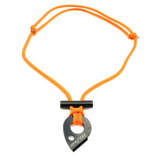 Lade das Bild in den Galerie-Viewer, Paracord-Halskette mit Feuerstahl von Ödland (orange)