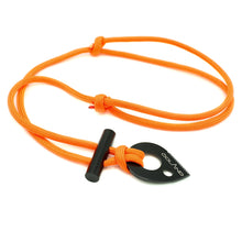 Lade das Bild in den Galerie-Viewer, Paracord-Halskette mit Feuerstahl von Ödland (orange)