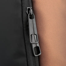 Lade das Bild in den Galerie-Viewer, Brusttasche/Crossbody Bag mit USB-Zugang