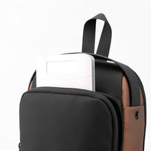 Lade das Bild in den Galerie-Viewer, Brusttasche/Crossbody Bag mit USB-Zugang